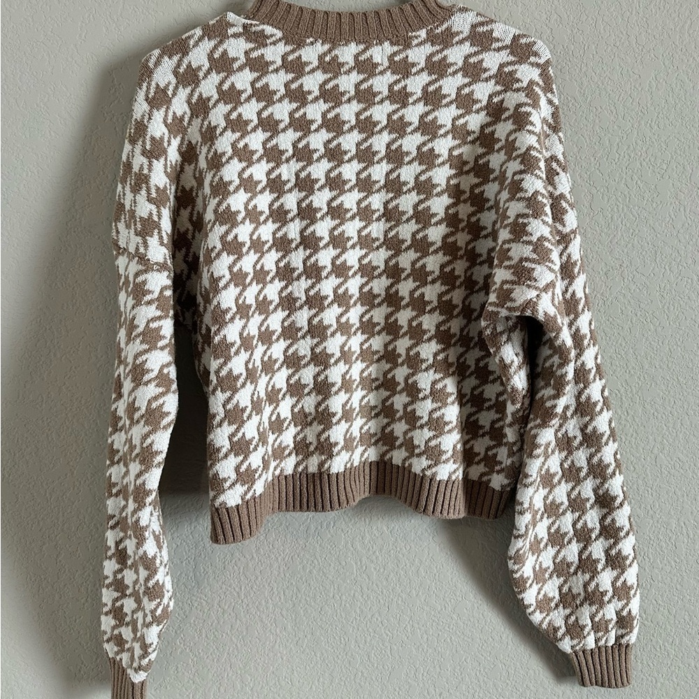Hollister Tan and White Houndstooth Sweater - Picture 5 of 5